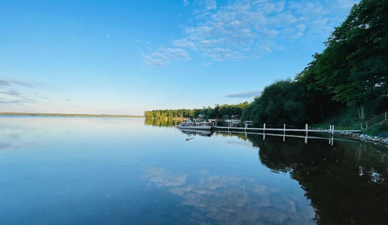 Pines of Paradise (Lake View Motor Court) - From Web Listing (newer photo)